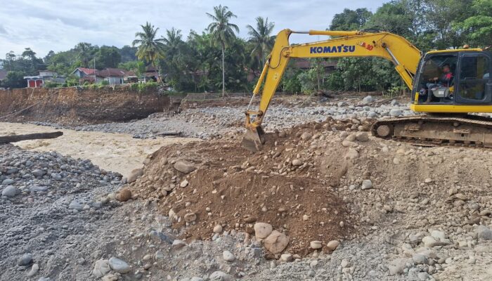 Semen Padang Kerahkan Alat Berat, Normalisasi Sungai Batang Kuranji