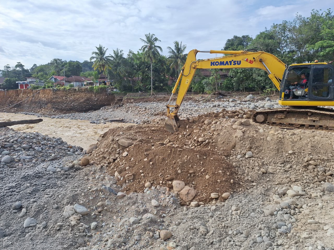 normalisasi-sungai-di-gunung-nago,-pt-semen-padang-kerahkan-ekskavator