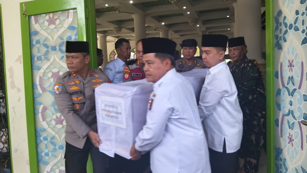 kapolda-sumbar-brigjen-pol-gatot-tri-suryanta-imam-shalat-enam-mayat-korban-longsor-salareh-aia-palembayan