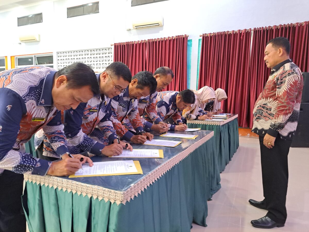 disaksikan-ahmad-asdi,-guru-dan-tendik-man-2-padang-teken-perjanjian-kinerja-2026