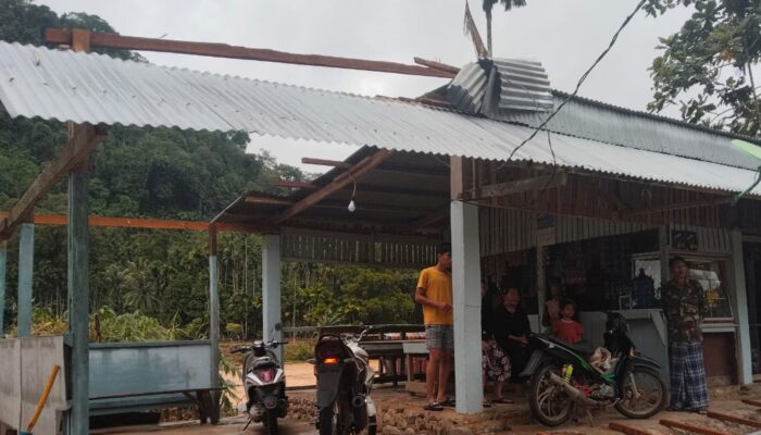 Badai Robohkan Rumah Warga di Pessel