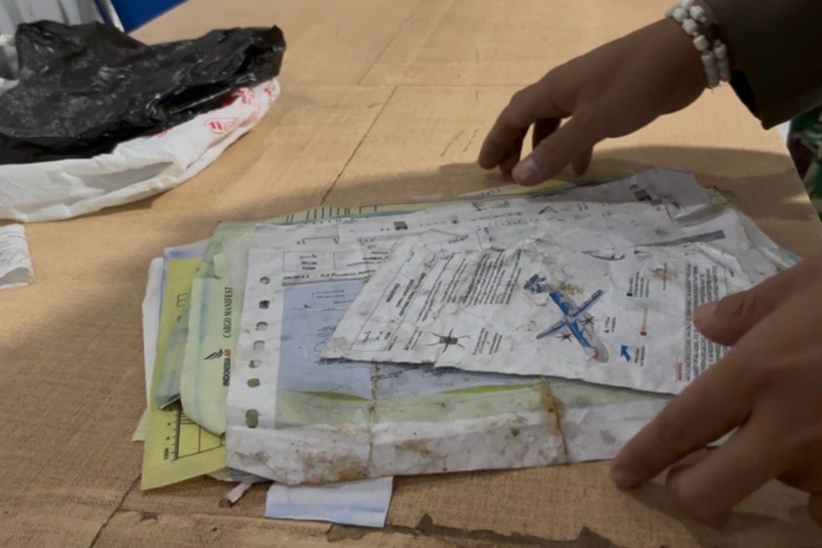 dokumen-bertuliskan-“indonesia-air-transport”-ditemukan-warga-di-area-persawahan-kabupaten-pangkep