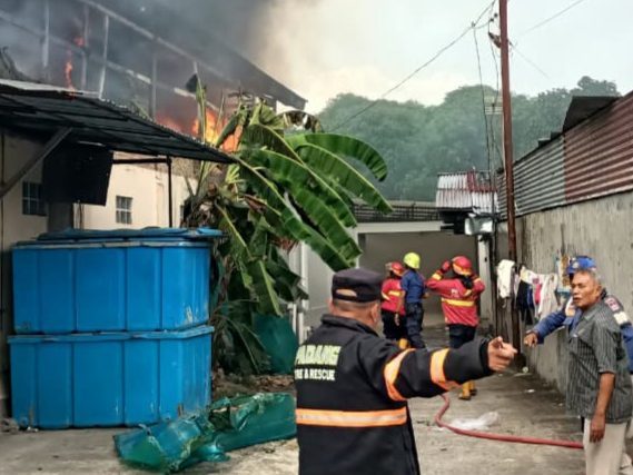 gudang-ikan-di-padang-hangus-terbakar,-kerugian-ditaksir-capai-rp600-juta