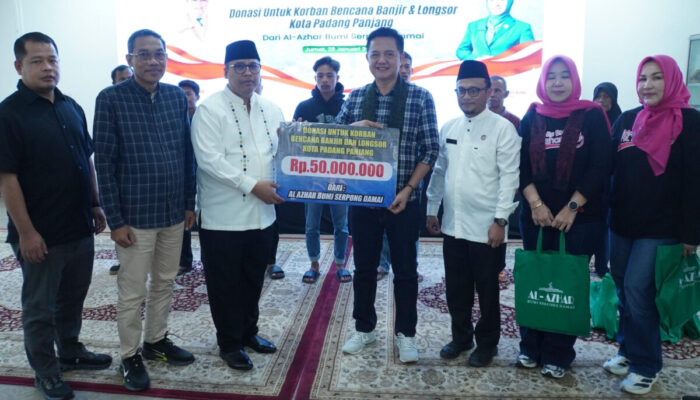 Al Azhar BSD Ulurkan Bantuan, Korban Banjir Padang Panjang Tersenyum