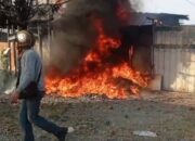 Kebakaran Hebat Landa Gudang Rongsokan Padang, Satu Pekerja Terluka