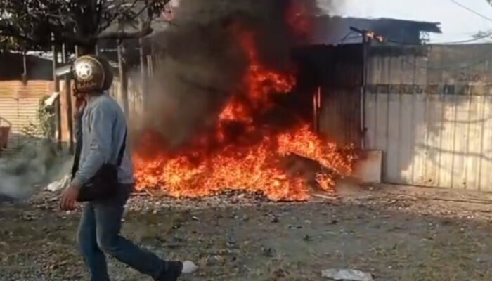 Kebakaran Hebat Landa Gudang Rongsokan Padang, Satu Pekerja Terluka