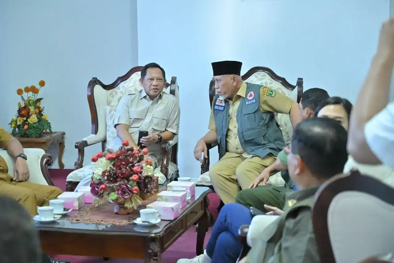 Menteri Dalam Negeri (Mendagri) Republik Indonesia, Muhammad Tito Karnavian menginstruksikan seluruh Bupati dan Walikota di Provinsi Sumatera Barat (Sumbar) untuk menggerakkan Dinas Sosial melakukan pendataan ulang terhadap masyarakat terdampak bencana yang mengalami penurunan status ekonomi.