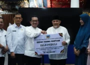Bupati Eka Putra saat menerima bantuan secara simbolis yang diserahkan langsung oleh Ketua IKLB IX Koto Jabodetabek dan Sekjen AP3MI, Jumat (2/1/2026) di gedung Indojolito Batusangkar.