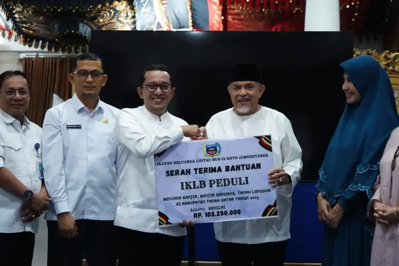 Bupati Eka Putra saat menerima bantuan secara simbolis yang diserahkan langsung oleh Ketua IKLB IX Koto Jabodetabek dan Sekjen AP3MI, Jumat (2/1/2026) di gedung Indojolito Batusangkar.