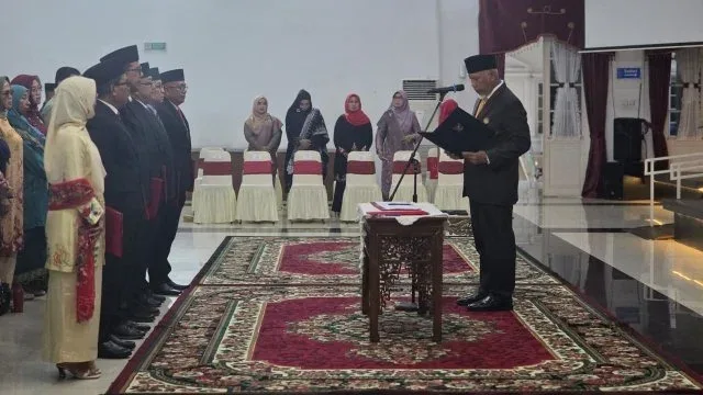 Gubernur Sumatera Barat (Sumbar), Mahyeldi Ansharullah melantik enam Pejabat Pimpinan Tinggi Pratama di lingkungan Pemerintah Provinsi Sumbar di Auditorium Gubernuran, Jumat (2/1/2026).