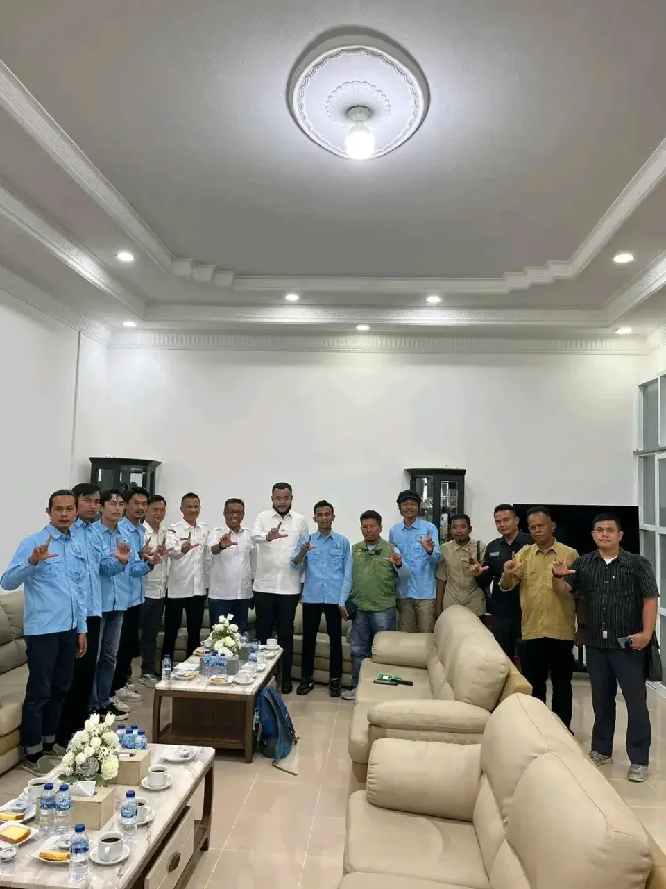 Ketua Rumah Aktivis Sejahtera, Febriandi Putra bersama rombongan saat melakukan audiensi dengan Wali Kota Padang, Fadly Amran di Rumah Dinas, Rabu (7/1/2026).
