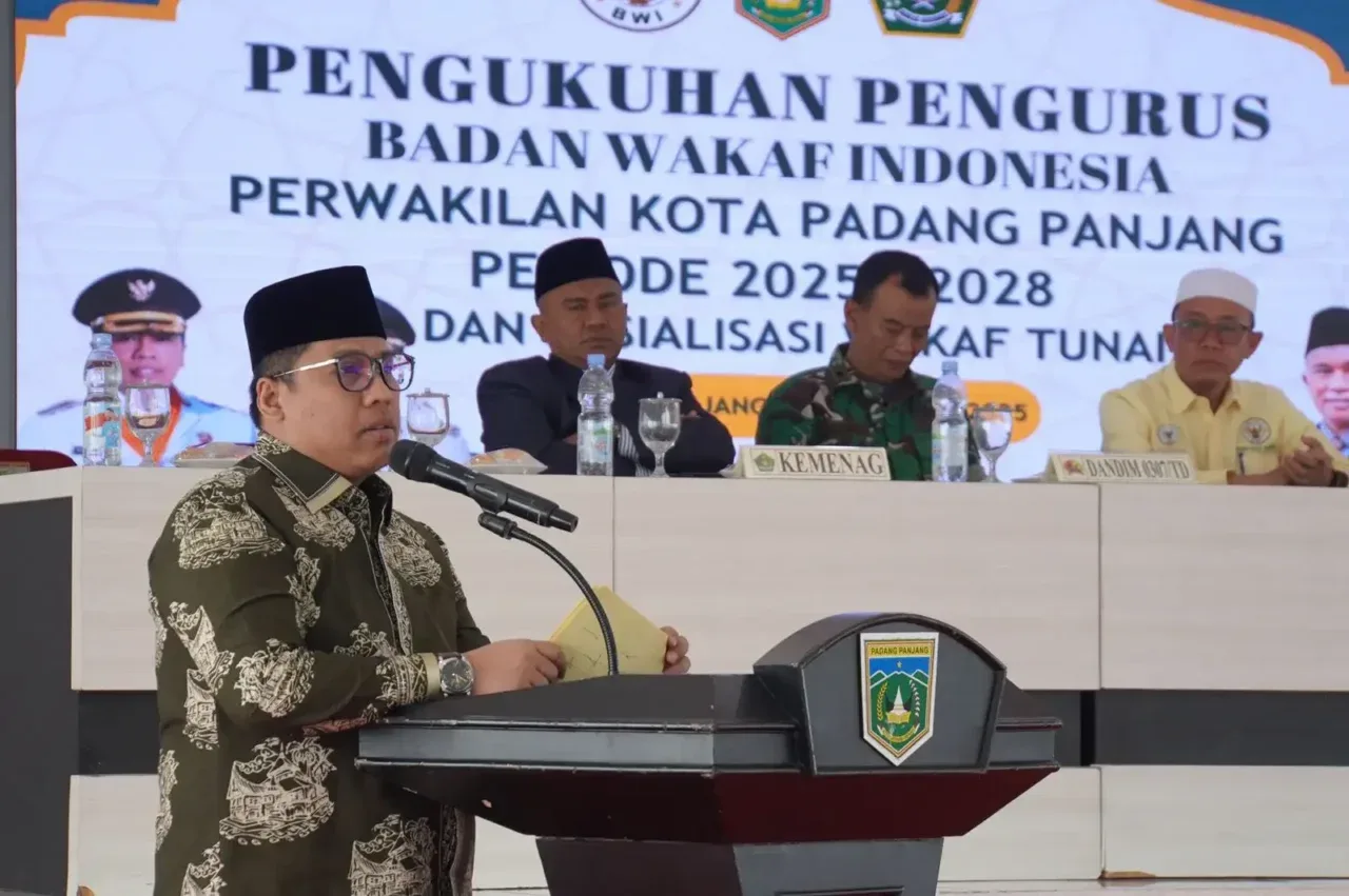 Pengukuhan Pengurus Badan Wakaf Indonesia (BWI) Perwakilan Kota Padang Panjang Periode 2025–2028, sekaligus Sosialisasi Wakaf Tunai, yang digelar di Aula Lantai III Balai Kota, Rabu (31/12/2025).