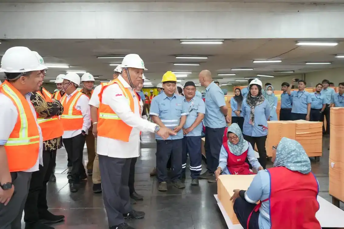 Wamenaker, Afriansyah Noor saat kunjungan kerja ke PT Indah Kiat Pulp and Paper , Tangerang Selatan, Selasa (3/2/2026).