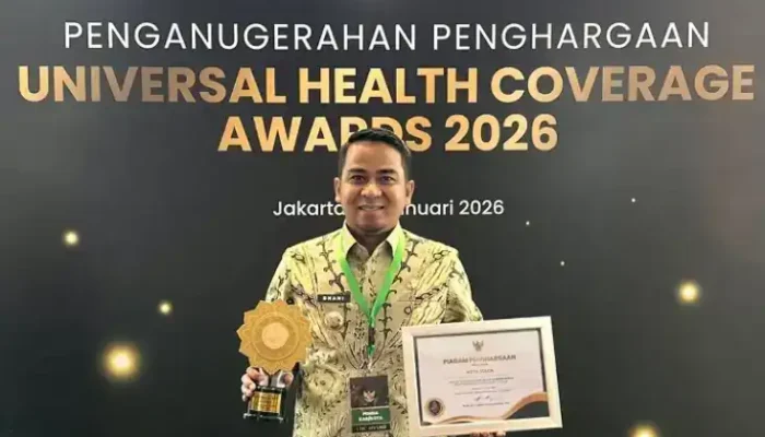 Pemko Solok Menerima Penghargaan UHC Awards 2026 Kategori Madya