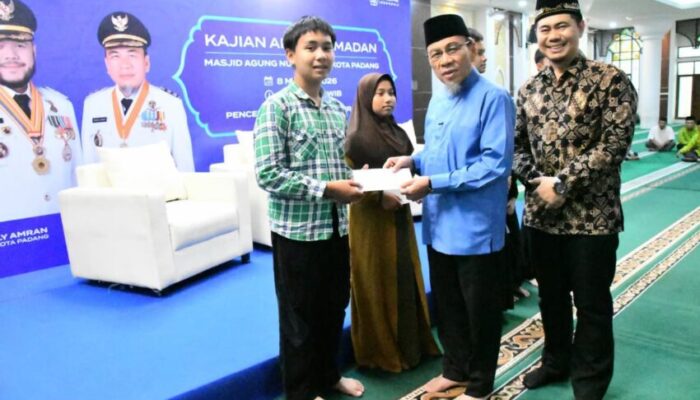 Wawako Padang Gelar Kajian, Santuni Anak Yatim, Salurkan Bantuan Masjid