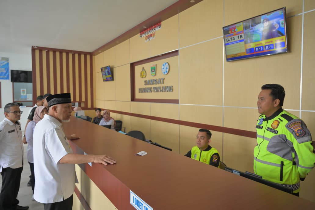 gubernur-mahyeldi-soroti-lemahnya-komunikasi-layanan-saat-sidak-samsat-padang-panjang