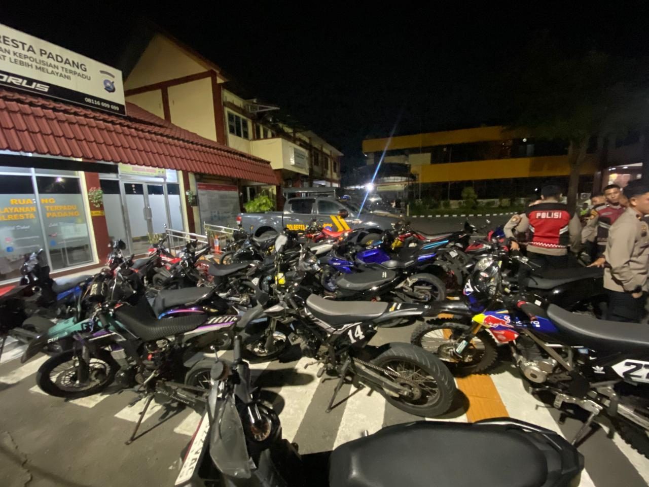 gelar-patroli-kryd,-timsus-bravo-polresta-padang-amankan-puluhan-kendaraan-berknalpot-brong