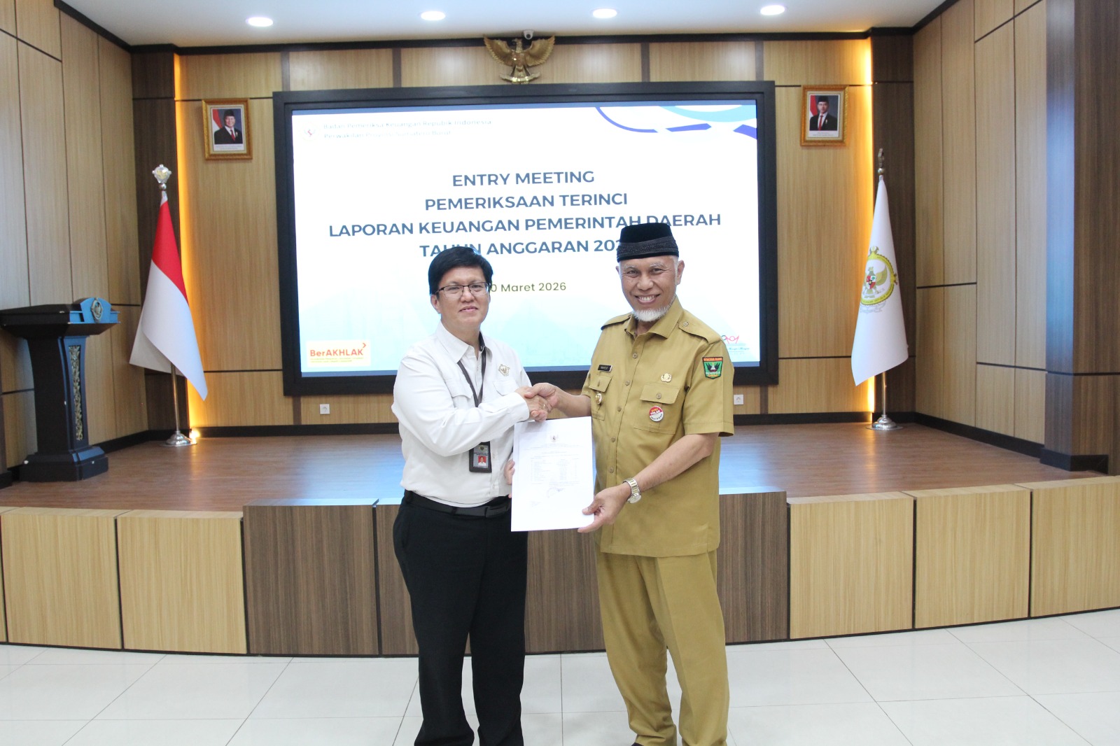 gubernur-mahyeldi-serahkan-lkpd-2025-ke-bpk,-tegaskan-komitmen-transparansi-keuangan