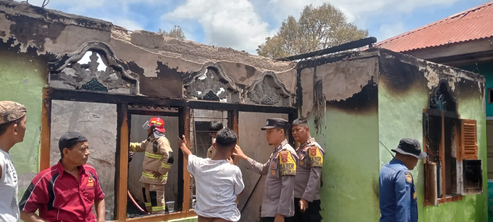 rumah-yulmiati-di-sirukam-solok-ludes-terbakar,-warga-bergotong-royong-padamkan-api