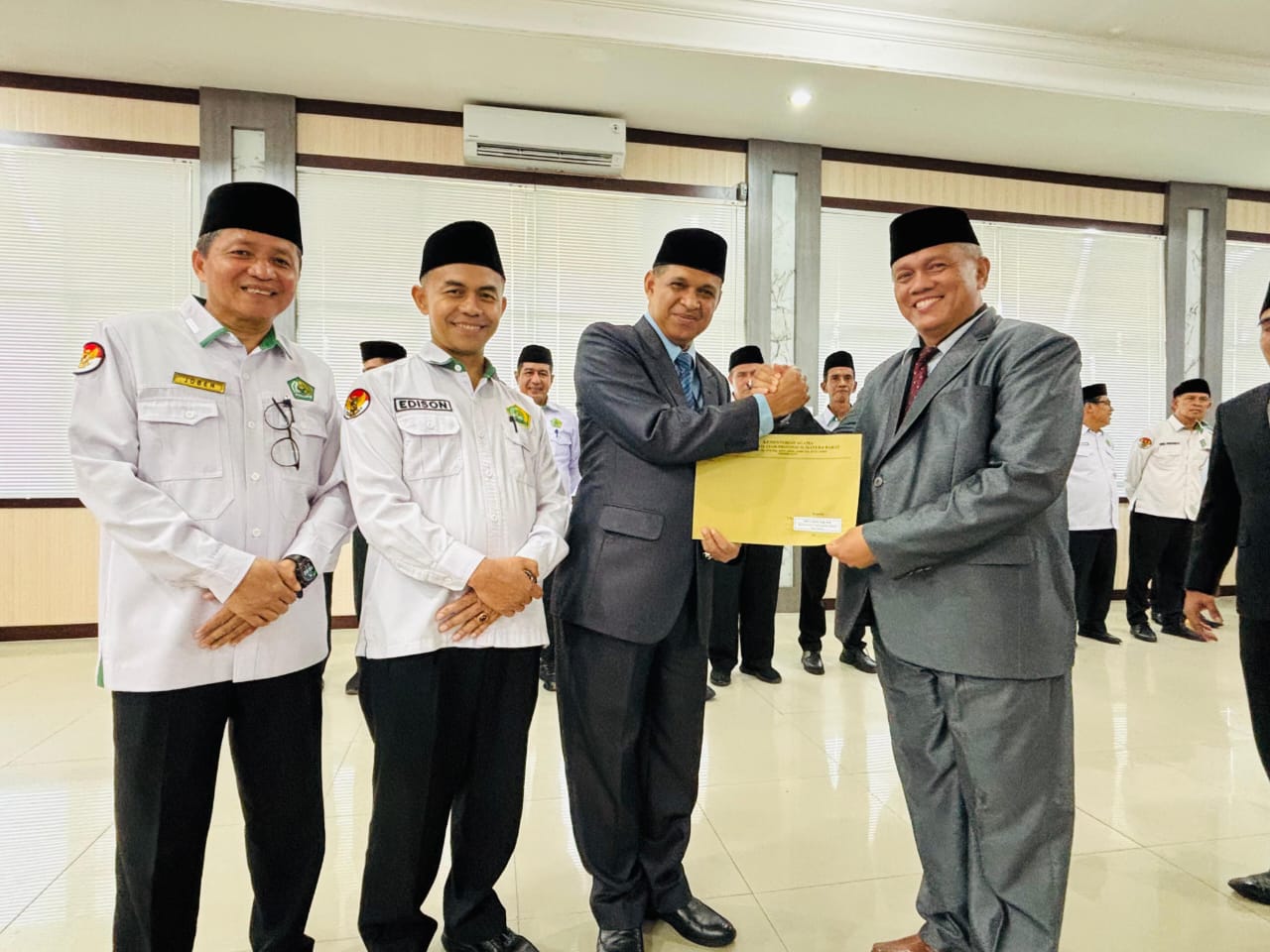H. Amril resmi dilantik dan diambil sumpah jabatannya oleh Kepala Kantor Wilayah Kemenag Provinsi Sumatera Barat, H. Mustafa, di Aula Amal Bhakti I Kanwil Kemenag Sumbar, Senin (27/4).