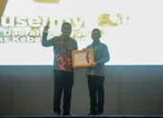 Wakil Gubernur Sumatera Barat (Wagub Sumbar), Vasko Ruseimy, menerima penghargaan dalam ajang Parlemen Jurnalis Awards 2026 pada kategori Wakil Kepala Daerah Penggerak Solidaritas Kebencanaan.