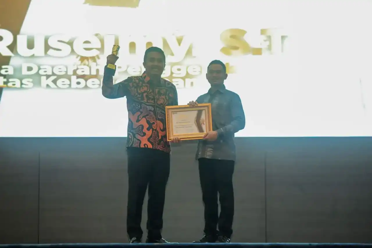 Wakil Gubernur Sumatera Barat (Wagub Sumbar), Vasko Ruseimy, menerima penghargaan dalam ajang Parlemen Jurnalis Awards 2026 pada kategori Wakil Kepala Daerah Penggerak Solidaritas Kebencanaan.