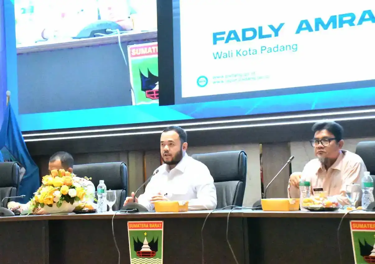 Wali Kota Padang, Fadly Amran, didapuk sebagai salah satu narasumber dalam Sosialisasi dan Rapat Koordinasi (Rakor) bertema “Penguatan Smart City Melalui Aktivasi Call 112: Data Tepat, Bantuan Cepat, Daerah Hebat” di Aula Kantor Gubernur Sumatera Barat Rabu (29/4/2026).