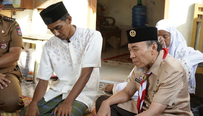 Wawako Padang Kunjungi Keluarga Dua Anak yang Hilang Terseret Ombak di Pantai Ujung Karang
