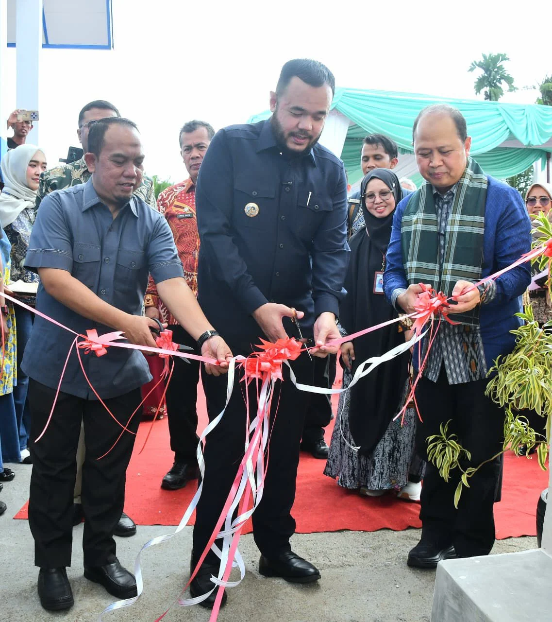 tjsl-pln-bangun-toilet-di-enam-sekolah-di-padang,-lingkungan-belajar-kian-sehat-dan-nyaman
