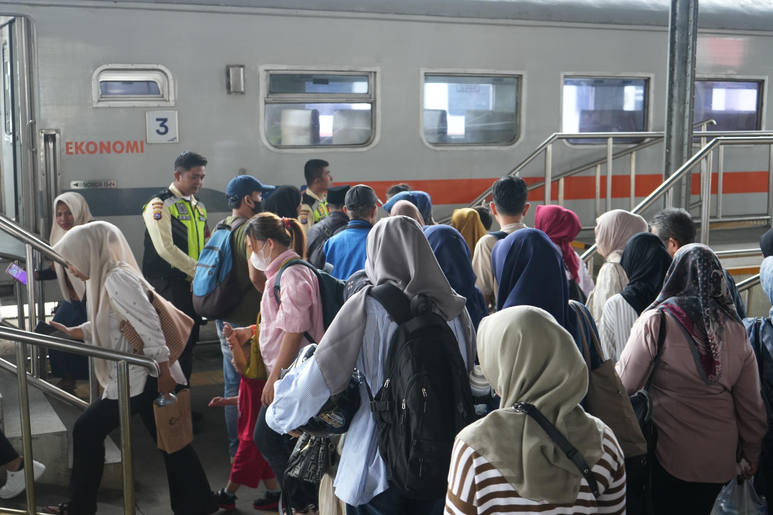 kai-divre-ii-sumbar-layani-23-ribu-penumpang-selama-libur-panjang-hari-buruh-2026
