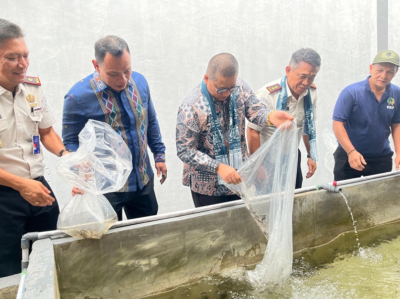 sumbangan-dari-mardiansyah,-skom,-kakanwil-ditjenpas-sumbar-tebar-5.000-bibit-ikan-di-rupajang