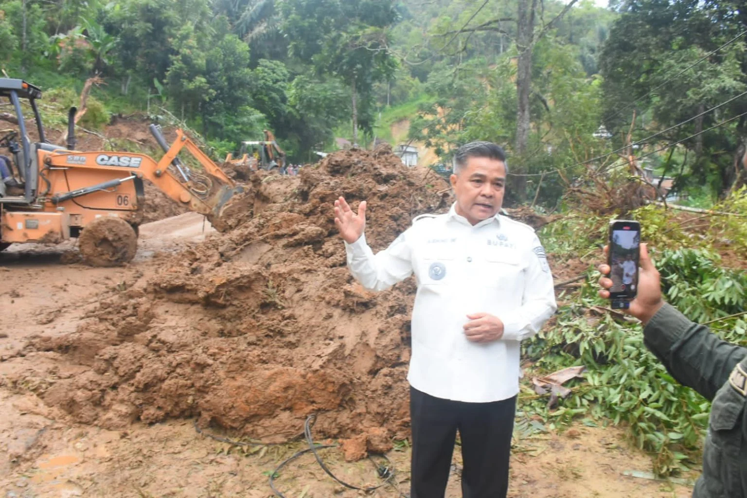 1-warga-meninggal,-bupati-agam-tinjau-lokasi-longsor-sungai-landia