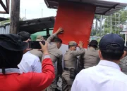 Satpol PP Padang Tertibkan Bangunan Liar di Jalan Teuku Umar