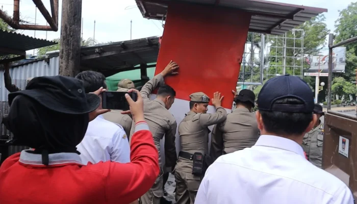 Satpol PP Padang Tertibkan Bangunan Liar di Jalan Teuku Umar