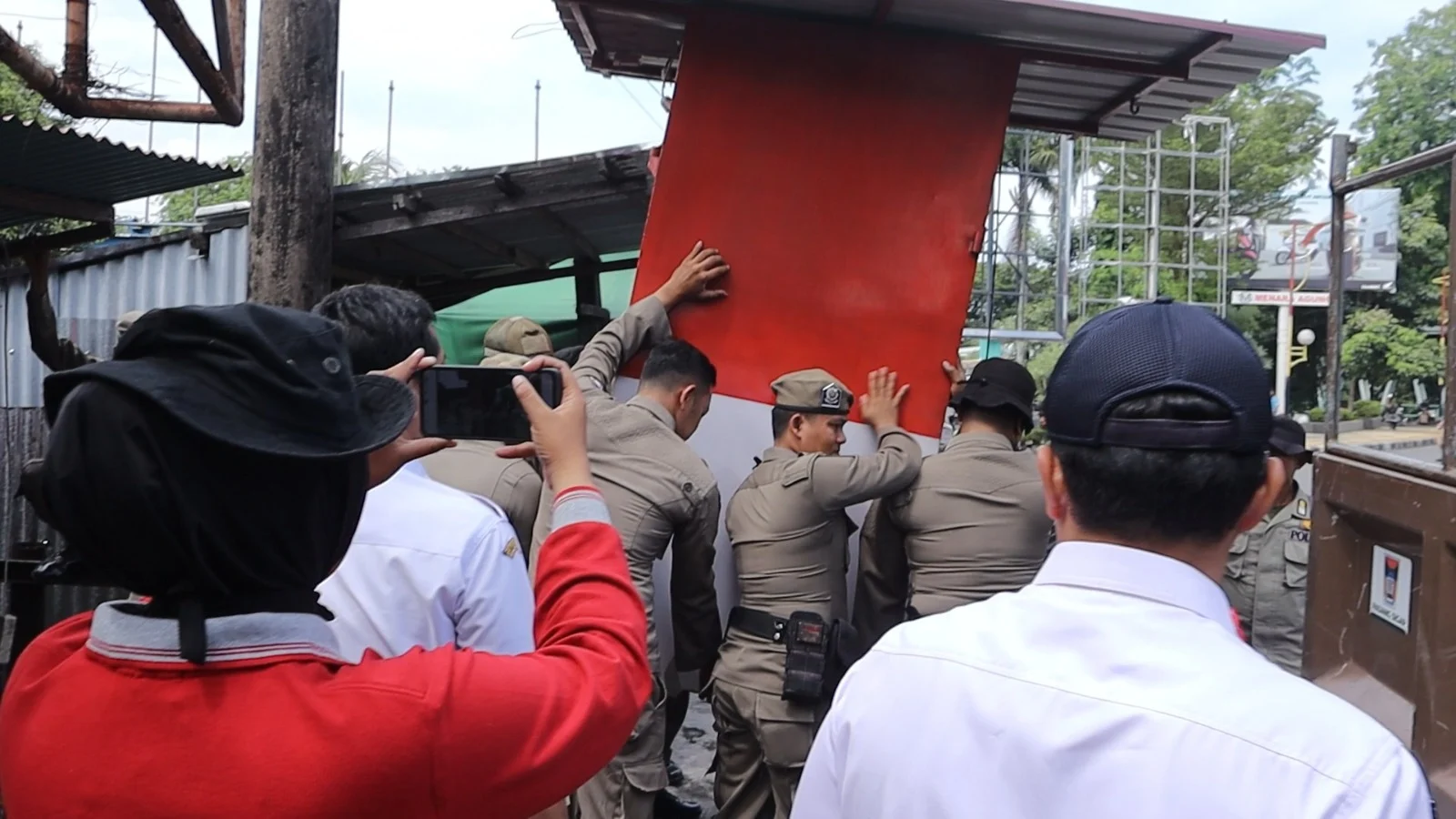 satpol-pp-bongkar-bangunan-liar-di-jalan-teuku-umar-parak-kopi-kota-padang