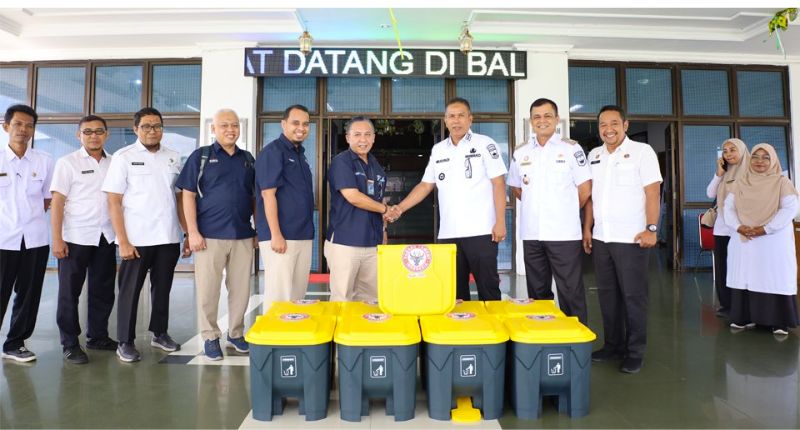 terima-tong-sampah-terpilah-bantuan-pt-semen-padang,-pemko-pariaman-ingin-jadi-percontohan