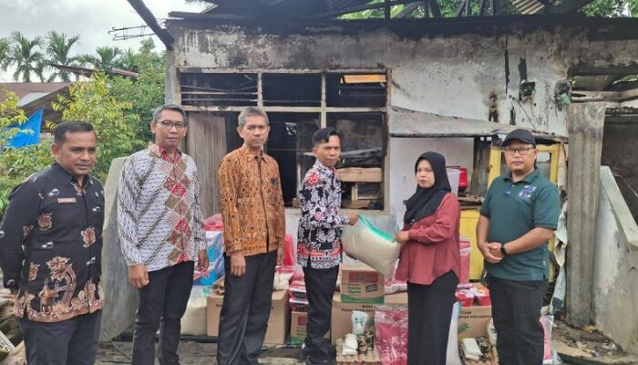 Pemkab Dharmasraya Salurkan Bantuan Korban Kebakaran di Pulau Punjung