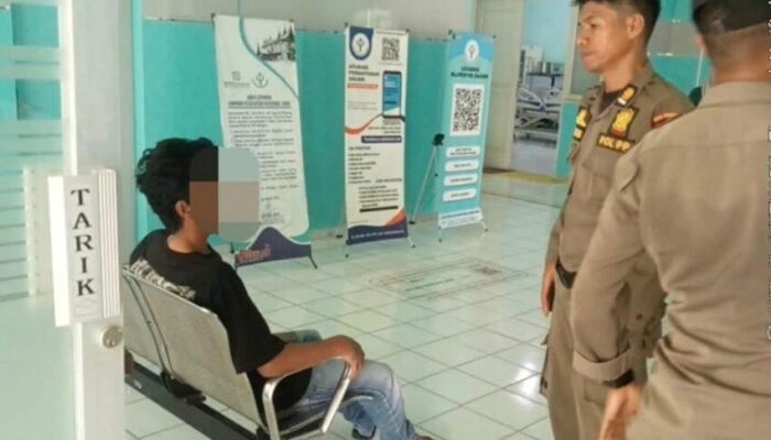 Satpol PP Padang Evakuasi Pria Mengamuk ke RSJ Saanin