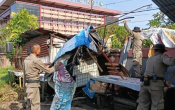 Satpol PP Padang Bongkar Pos Ronda Jadi Lapak PKL