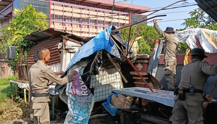 Satpol PP Padang Bongkar Pos Ronda Jadi Lapak PKL