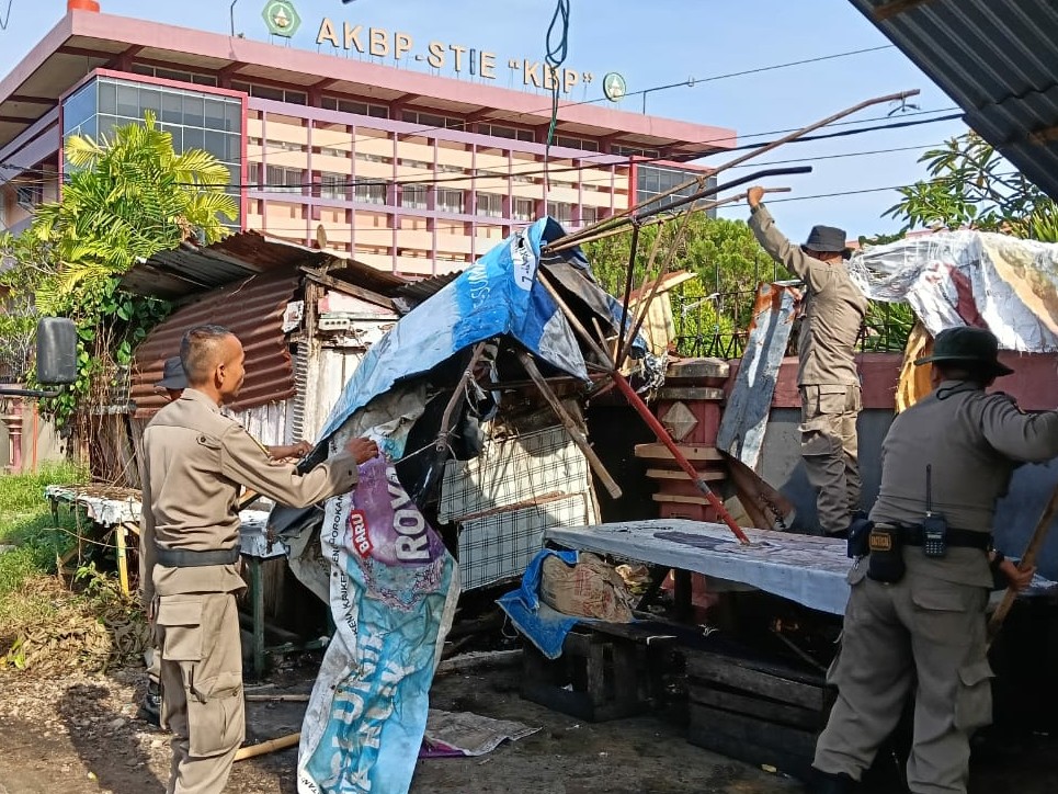 satpol-pp-bongkar-lapak-pkl-di-jalan-khatib-sulaiman-padang