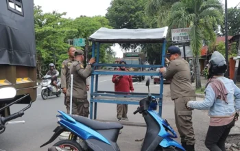 Satpol PP Padang Bongkar Lapak PKL di Sejumlah Titik