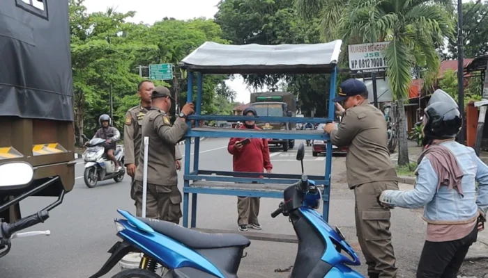 Satpol PP Padang Bongkar Lapak PKL di Sejumlah Titik
