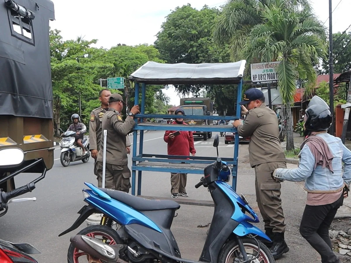 satpol-pp-padang-bongkar-lapak-pkl-yang-kembali-gunakan-trotoar-dan-fasilitas-umum