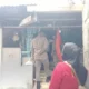 amankan-pria-mengamuk-di-pasar-ambacang,-dua-personel-satpol-pp-padang-terluka