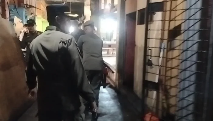 Satpol PP Padang Sita Minuman Beralkohol di Atom Center