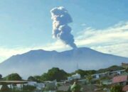 gunung-marapi-erupsi-lagi-pagi-ini,-semburkan-abu-vulkanik-setinggi-2.000-meter