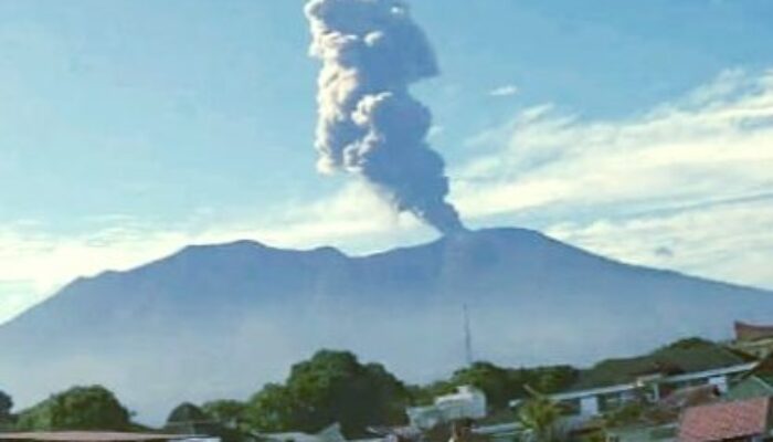 Gunung Marapi Erupsi Lontarkan Kolom Abu Setinggi Dua Ribu Meter