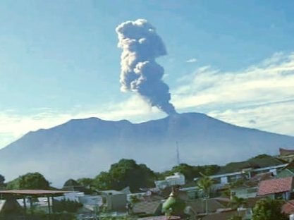 gunung-marapi-erupsi-lagi-pagi-ini,-semburkan-abu-vulkanik-setinggi-2.000-meter