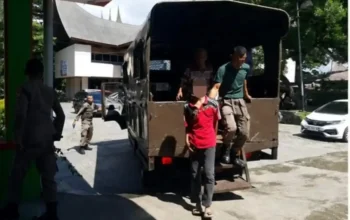 Satpol PP Padang Evakuasi Seorang Pria ke Rumah Sakit